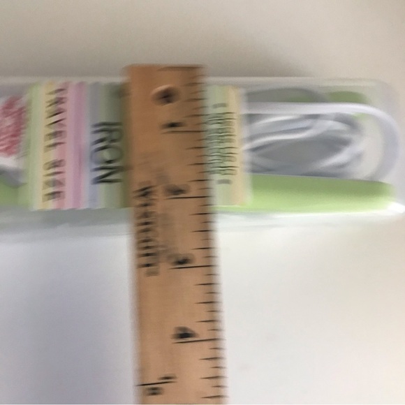 Travel Flat Iron Mini Corded in Case Heats In 30 Secs Momentum Brands - NIB - Picture 11 of 11